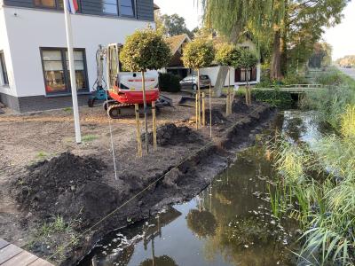 Het plaatsen van een hardhouten schotten beschoeiing